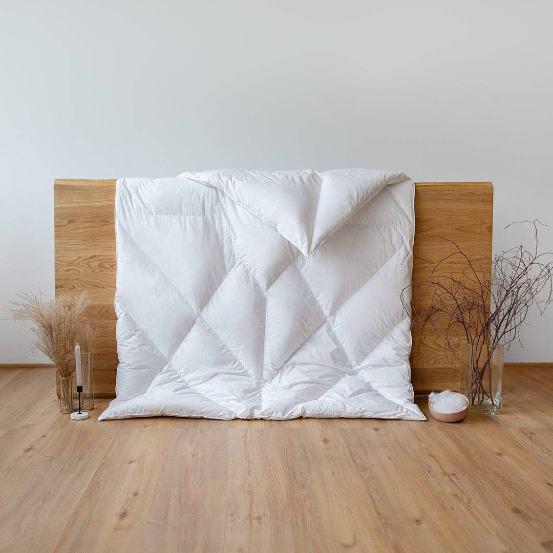 Daunen-Körperzonen-Bettdecke "Ansara-Forma" von Allnatura